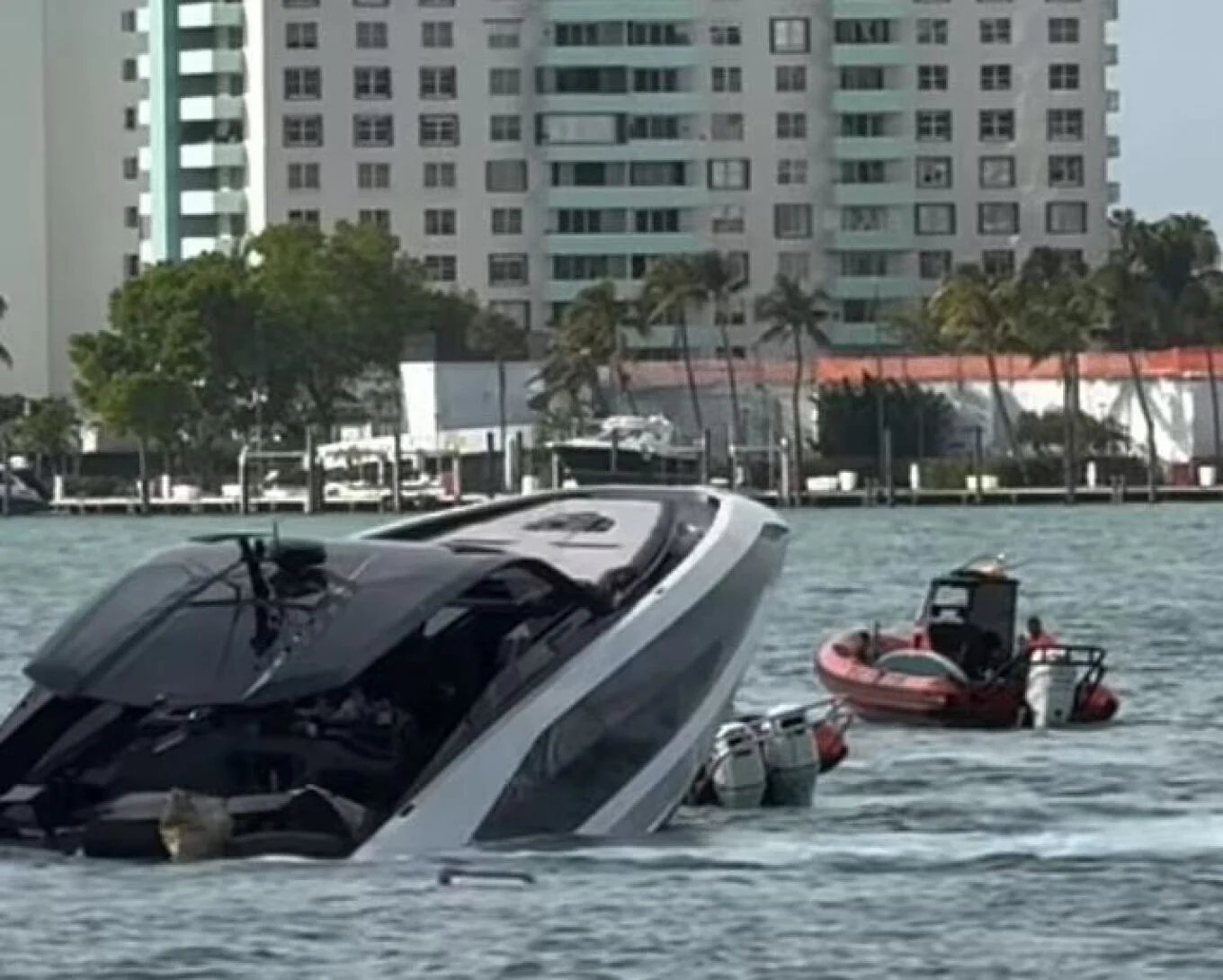 Po transportonte 30 influencuese të veshura me bikini, Lamborghini me vlerë 4.5 milionë dollarë mbytet në Miami