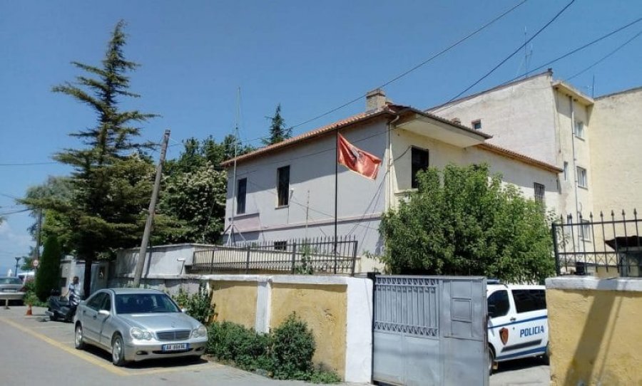 Pogradec, 50-vjeçari me bashkëshorten dhe djalin dhunon nënën dhe motrat e tij