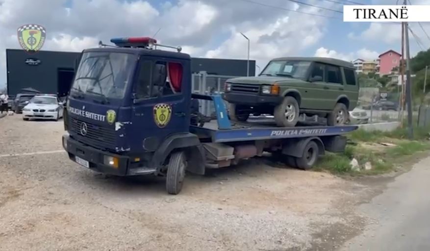 Policia Rrugore heq me karrotrec mjetet e parkuara anës rrugës/ Pengojnë itinerarin e garës “Giro d’Italia, ja ku…