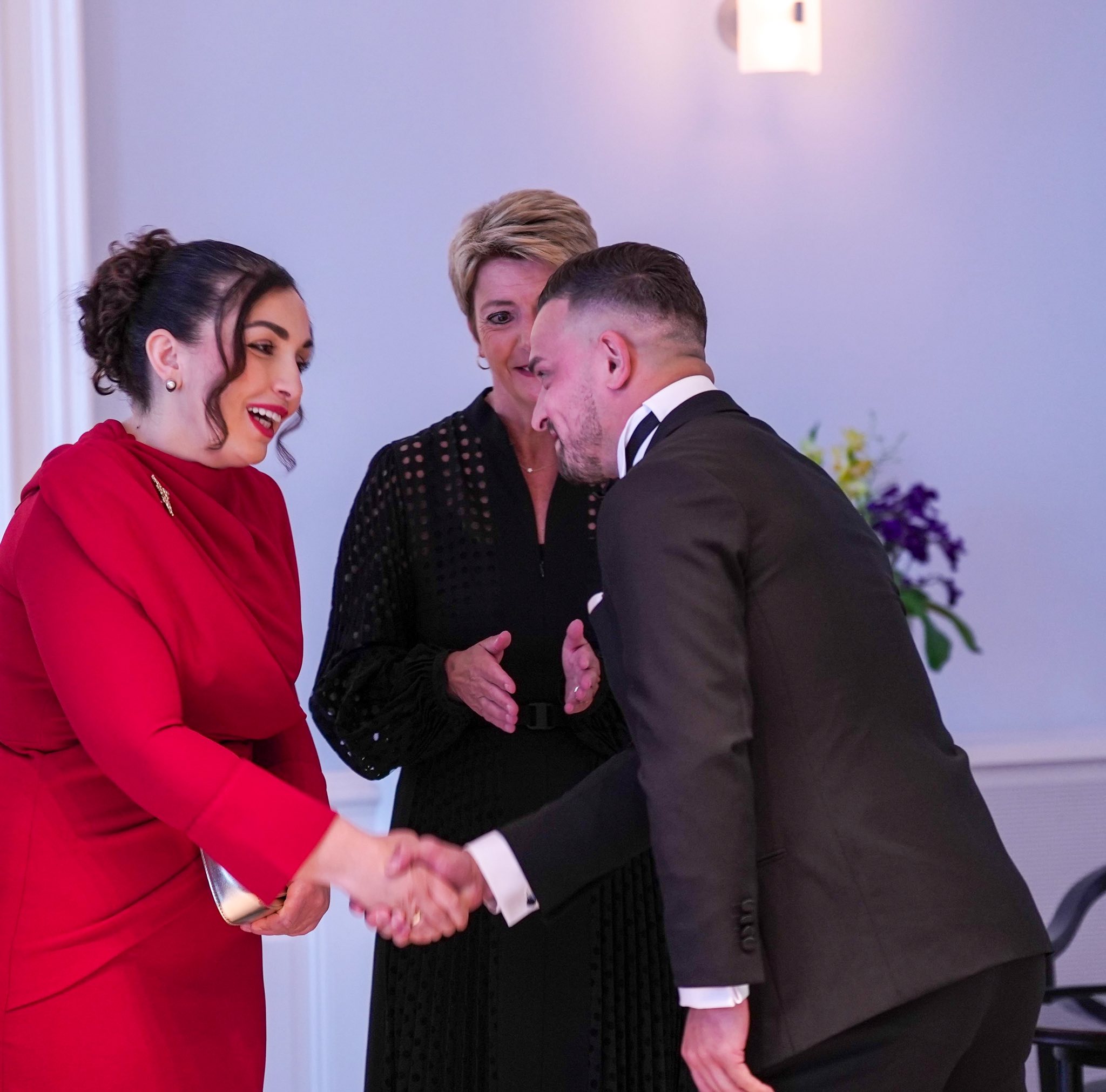 Presidentja Osmani nderohet me darkë shtetërore në Zvicër, i pranishëm Shaqiri