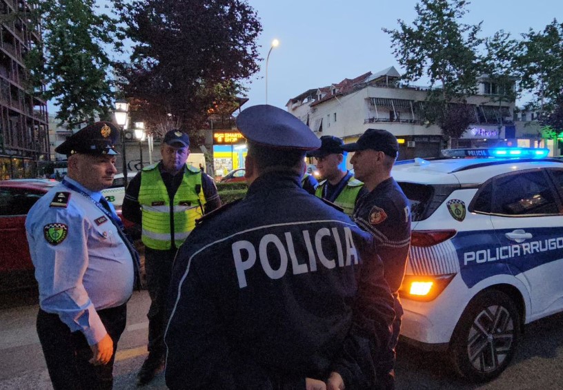 Procedohen e arrestohen 14 veta, Rrugorja:Bllokohen 13 makina, vendosen 6 mijë masa