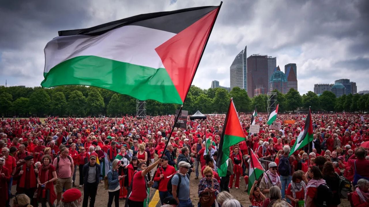 Protestë gjigante në Hagë për Gazën: Qeveria holandeze të vendosë vijat e kuqe!