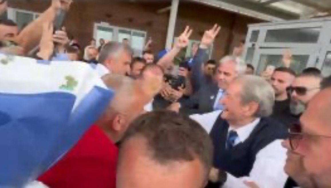 Qindra banorë të Tropojës e presin kryetari e PD-së Sali Berisha që në doganë