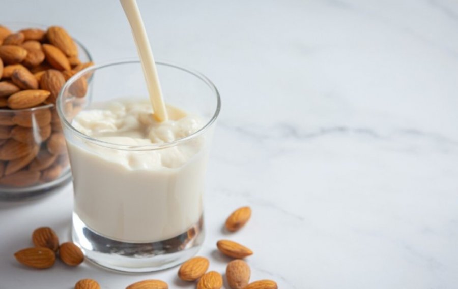 Qumështi i bajameve, zbuloni përfitimet e tij për zemrën dhe kockat