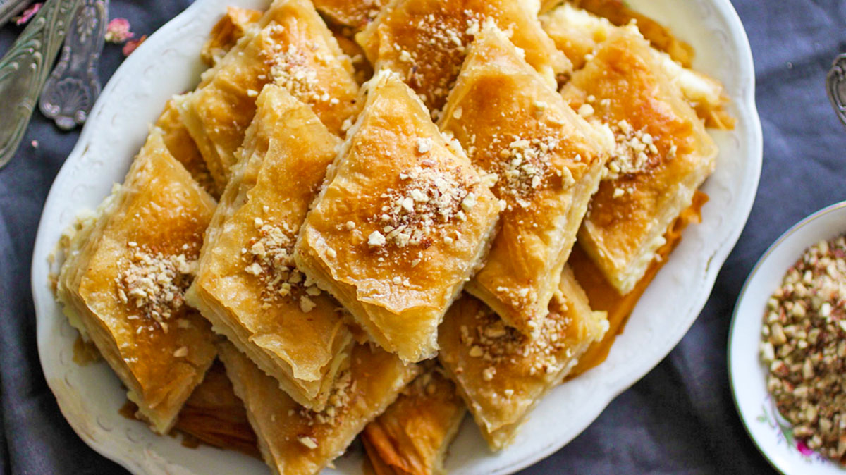 Qumështor me Petë dhe Arra të Pjekura – Shije e Përsosur në Shtëpi