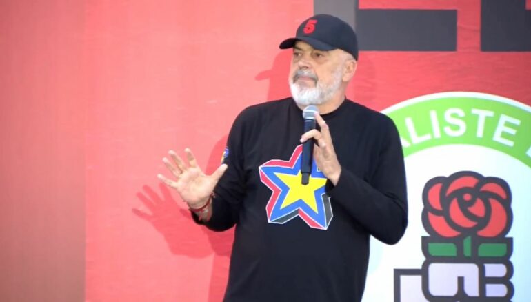 Rama batuta me qytetarin në Berat: Kujdes, se je në radhë të parë. Të kap kamera, të shikon gruaja