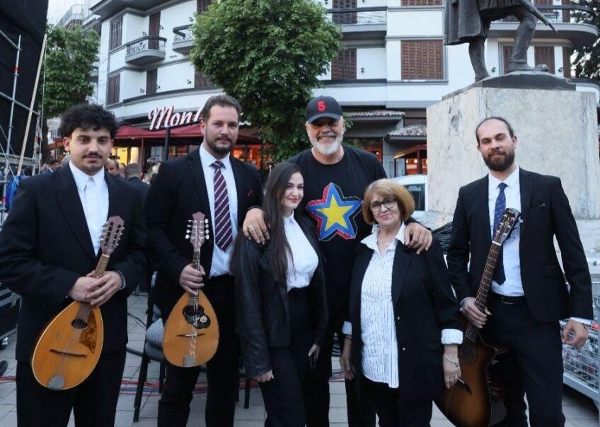 Rama poston foton e mbrëmjes: Ata ishin 5 dhe Korça ishte kuqezi