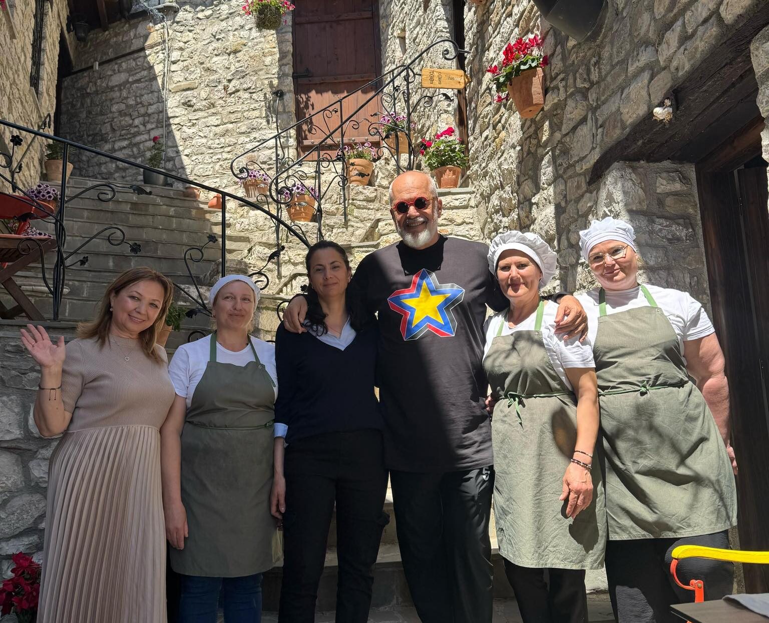 Rama poston foton me gratë në Berat: Qyteti i Rilindur me 5 yje që sot shkëlqeka mrekullisht