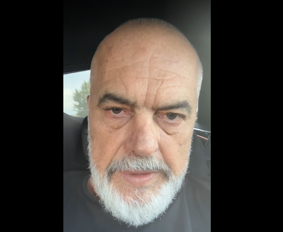 Rama thirrje shqiptarëve të Greqisë: Mos prisni të vijë posta të marrë zarfet, por kthejini vetë!