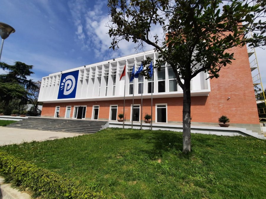 Reagimi pas vjedhjes së votave/ Demokratët mbledhin sot drejtuesit politikë