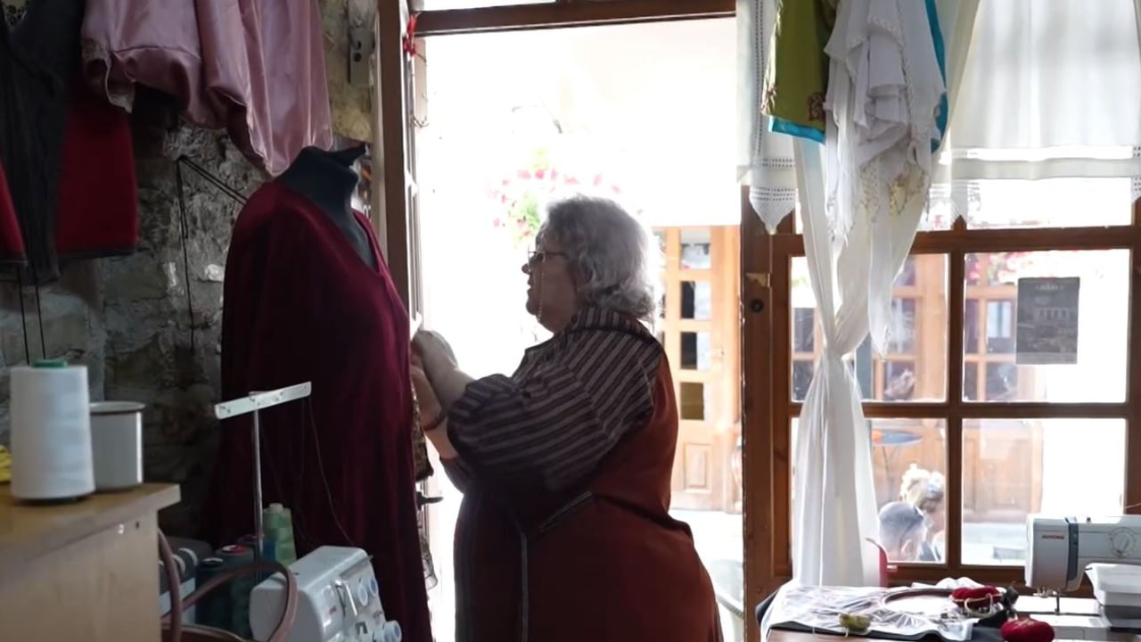 Restauratorja e kostumeve tradicionale në Gjirokastër: Kujtesa kulturore nuk duhet të qëndrojë e varrosur në muze, por të vishet