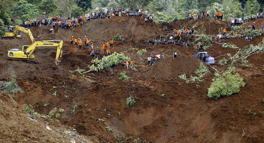 Rrëshqitje dheu në Indonezi, humbin jetën 9 persona