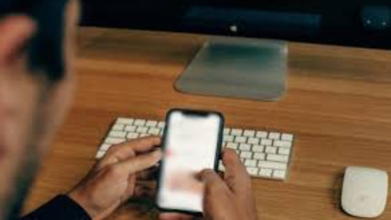 Rrjetet sociale kthehen në ‘makth’ për disa të reja në Tiranë! Policia ‘ndëshkon’ 5 persona, zbardhen akuzat ndaj tyre