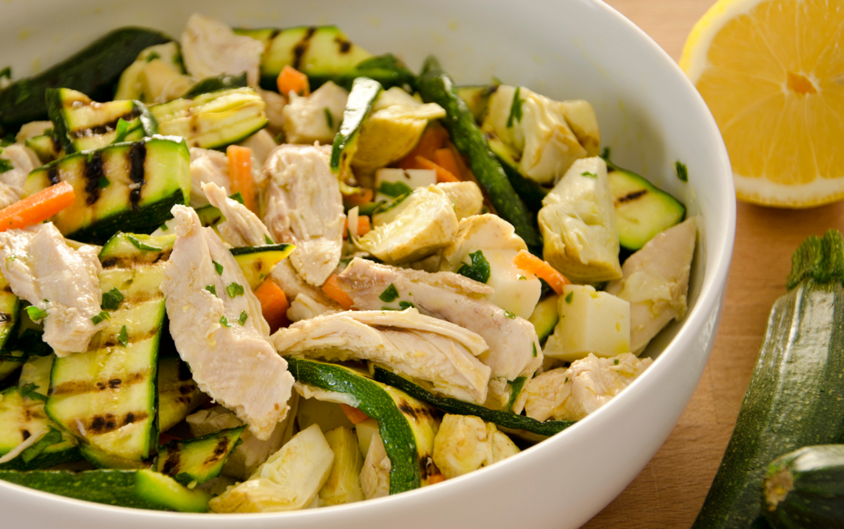 Sallatë e Freskët me Patate, Pulë dhe Kunguj të Njomë