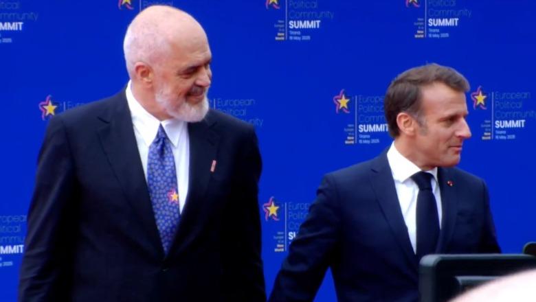 Samiti Evropian/ Rama pret i lodhur të fundit e këtij takimi, presidenti Emmanuel Macron mbërrin në Tiranë