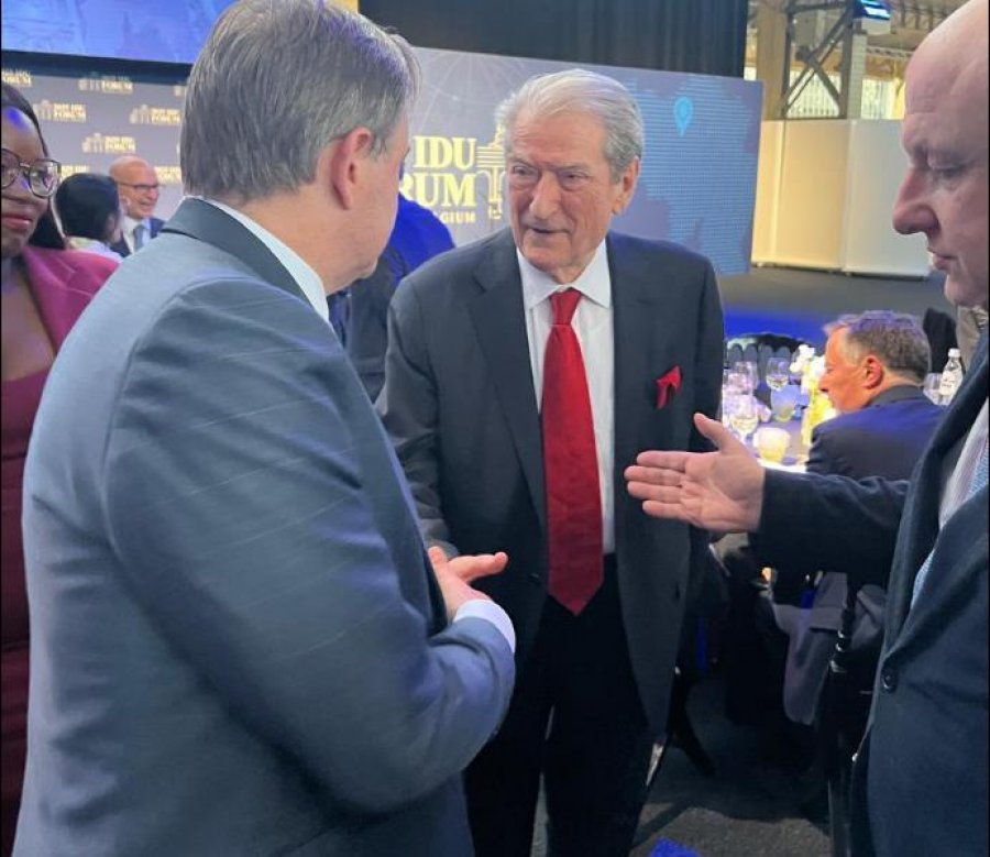 Samiti i IDU/ Berisha ndan fotot me kryeministrin belg: Biseduam për situatën në Shqipëri…