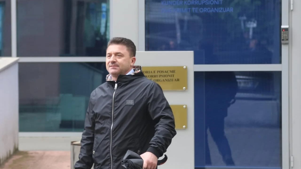 Sekuestrimi i telefonit të Elvis Rroshit, policia njoftim zyrtar: Iu gjetën fatura, kupona nafte dhe lista zgjedhësish