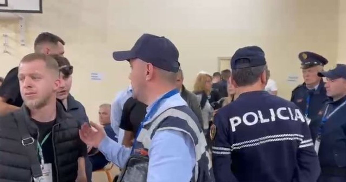 Sërish tensione/ Ndërpritet numërimi në Tiranë, vëzhguesit përplasen me numëruesit, ndërhyn Policia