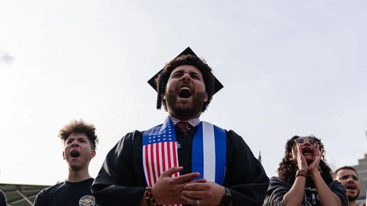 SHBA ndalon vizat studentore, Trump urdhër ambasadave! Dhjetëra studentë protestojnë në Universitetin e Harvardit
