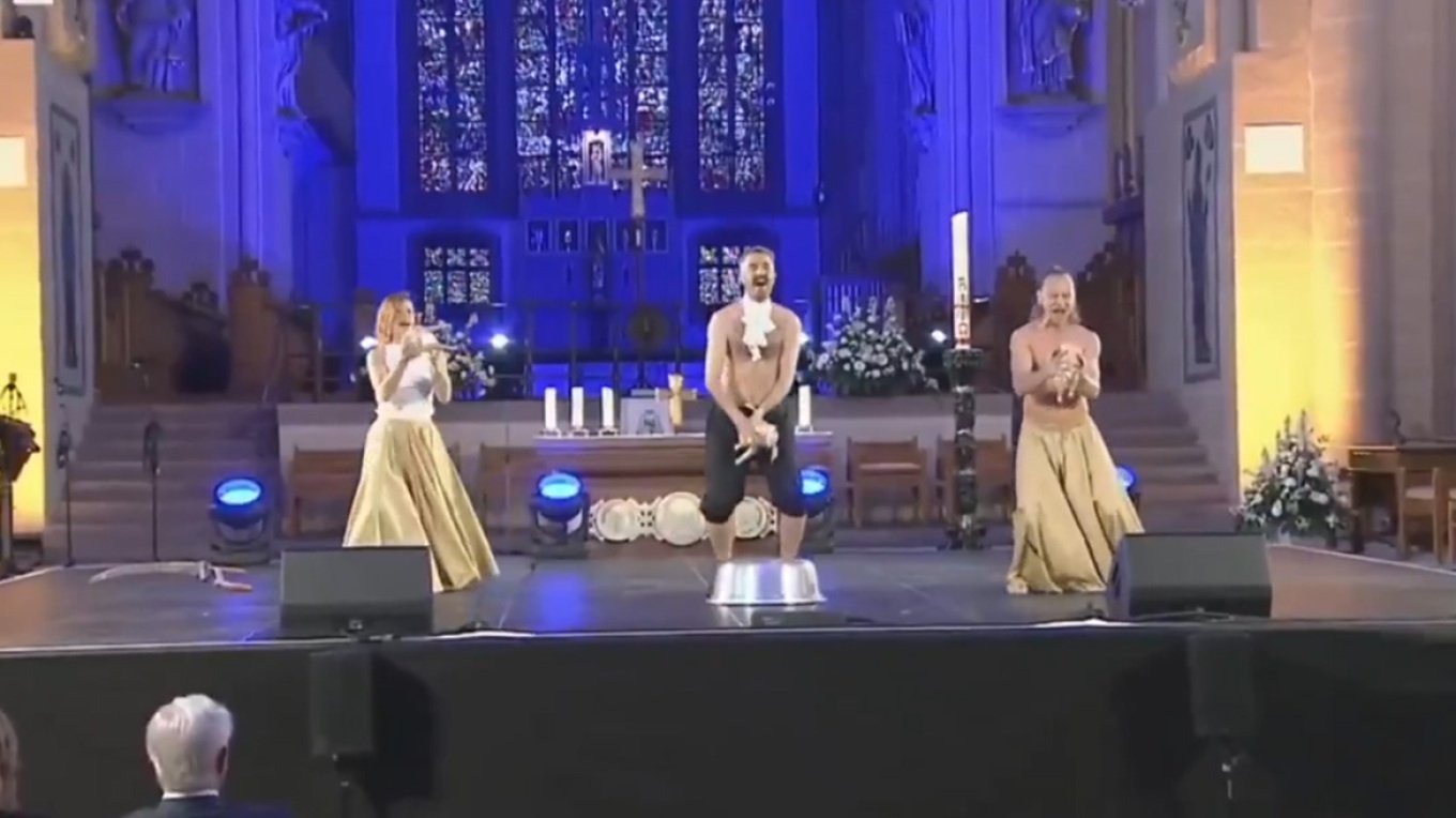 Shfaqja e pulave të gjalla me pelena në një katedrale në Gjermani shkakton reagime