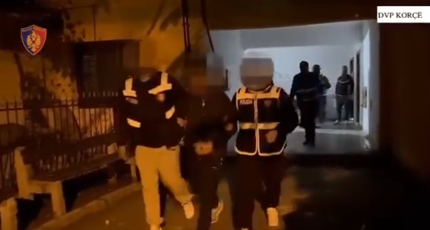 Shiste doza kokaine e kanabisi në Maliq e fshatra, policia vë në pranga 39 vjeçarin