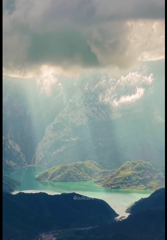 Shkoni në Bastar të Tiranës, një pamje magjike!