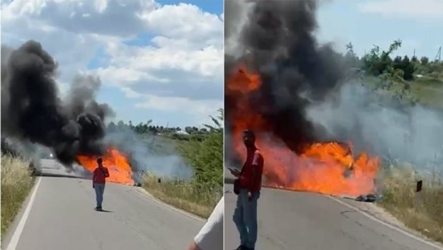 Shkrumbohet nga flakët një makinë në lëvizje në aksin Fier–Roskovec