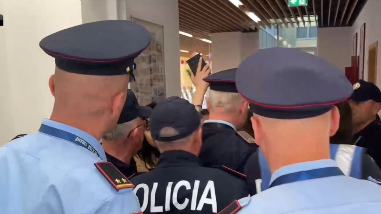 Shpallen të pavlefshme fletët e votimit të “Mundësisë”/ Përplasje mes vëzhguesve dhe numëruesve, Policia i nxjerr jashtë