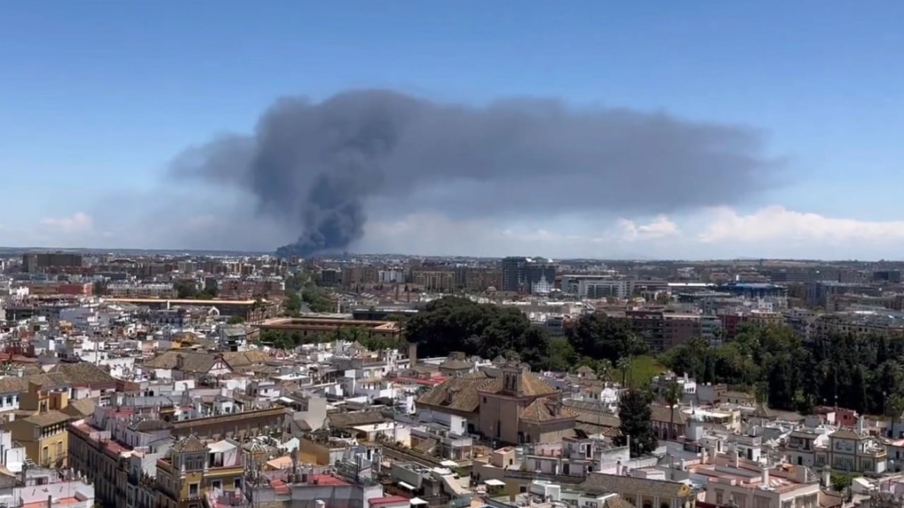 Shpërthen në flakë një depo kimike në Spanjë, 80 mijë banorëve u jepet urdhër të mbyllen në shtëpi