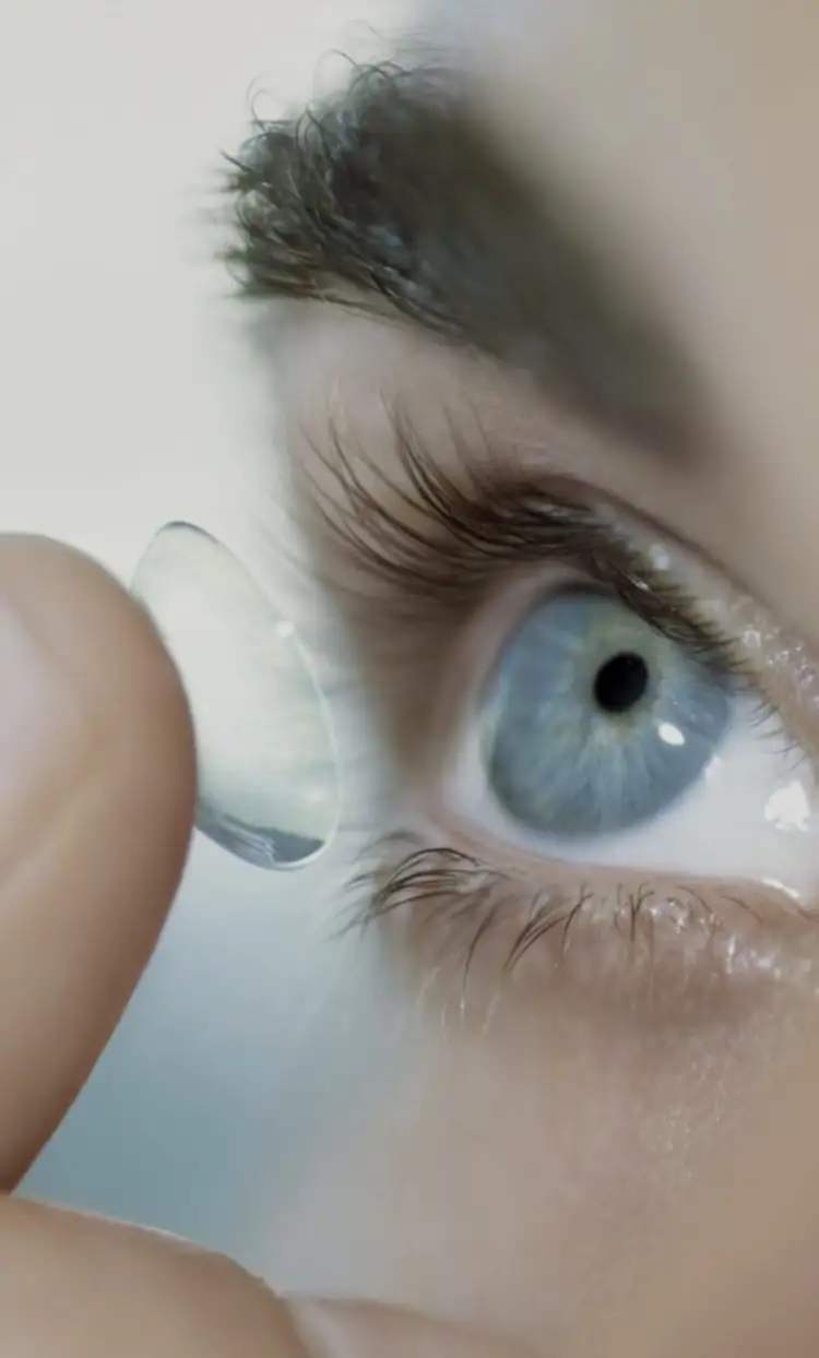 Shpikje revolucionare: Lente kontakti që lejojnë shikim në errësirë dhe me sytë mbyllur