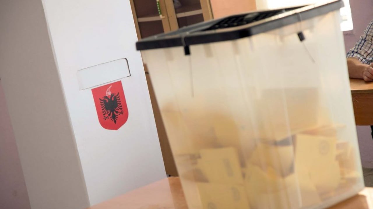 Shqipëria në heshtje elektorale, “ngrijnë” aktivitetet politike publike, beteja zhvendoset të dielën në kutinë e votimit
