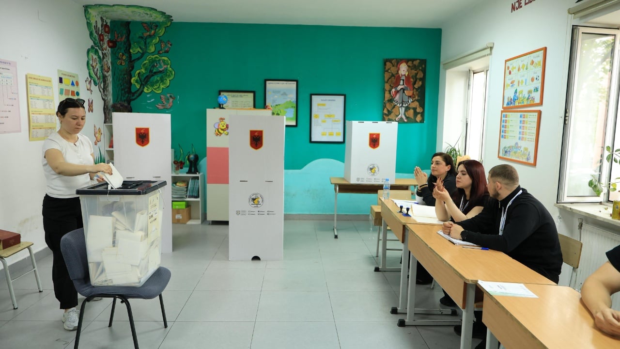 Shqiptarët folën! Mbyllet orari zyrtar i votimit për Parlamentaret 2025! Nis dorëzimi i kutive