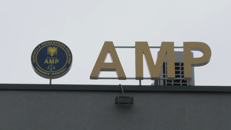 Si kaloi kamioni me drogë? AMP ndalon 3 policë dhe një doganier