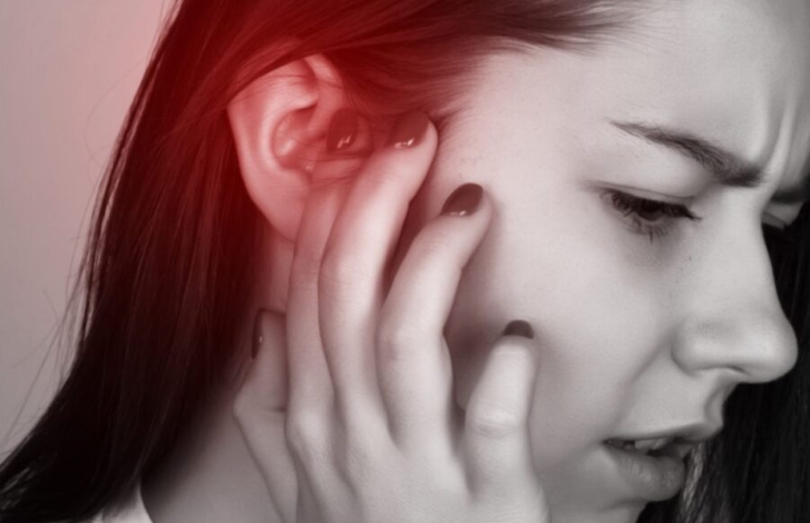 Si të qetësoni dhimbjen e veshit në kushte shtëpie