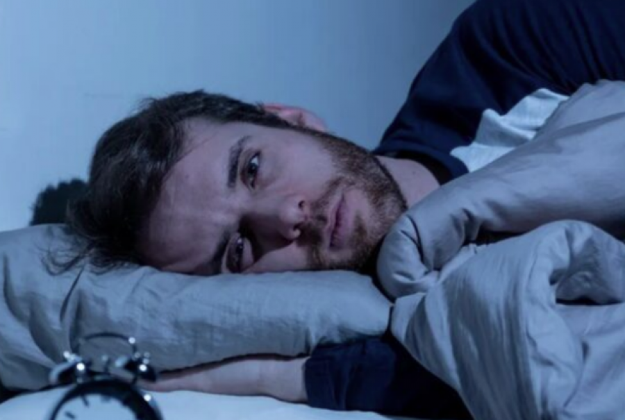 Si të veproni kur ju del gjumi në mes të natës dhe nuk mund të flini më?