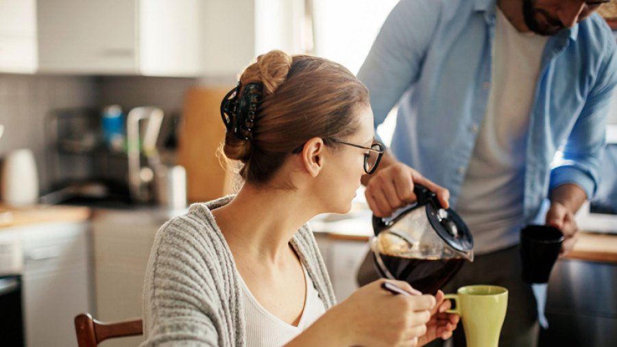 Si t’i hiqni kaloritë nga kafja e mëngjesit – 10 mënyra të thjeshta efektive