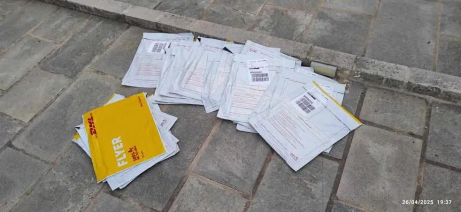 Skandal në Athinë/ Fizi: Procesi i votës së emigrantëve po degradohet, zarfet lihen në pika bastesh dhe hyrje pallatesh