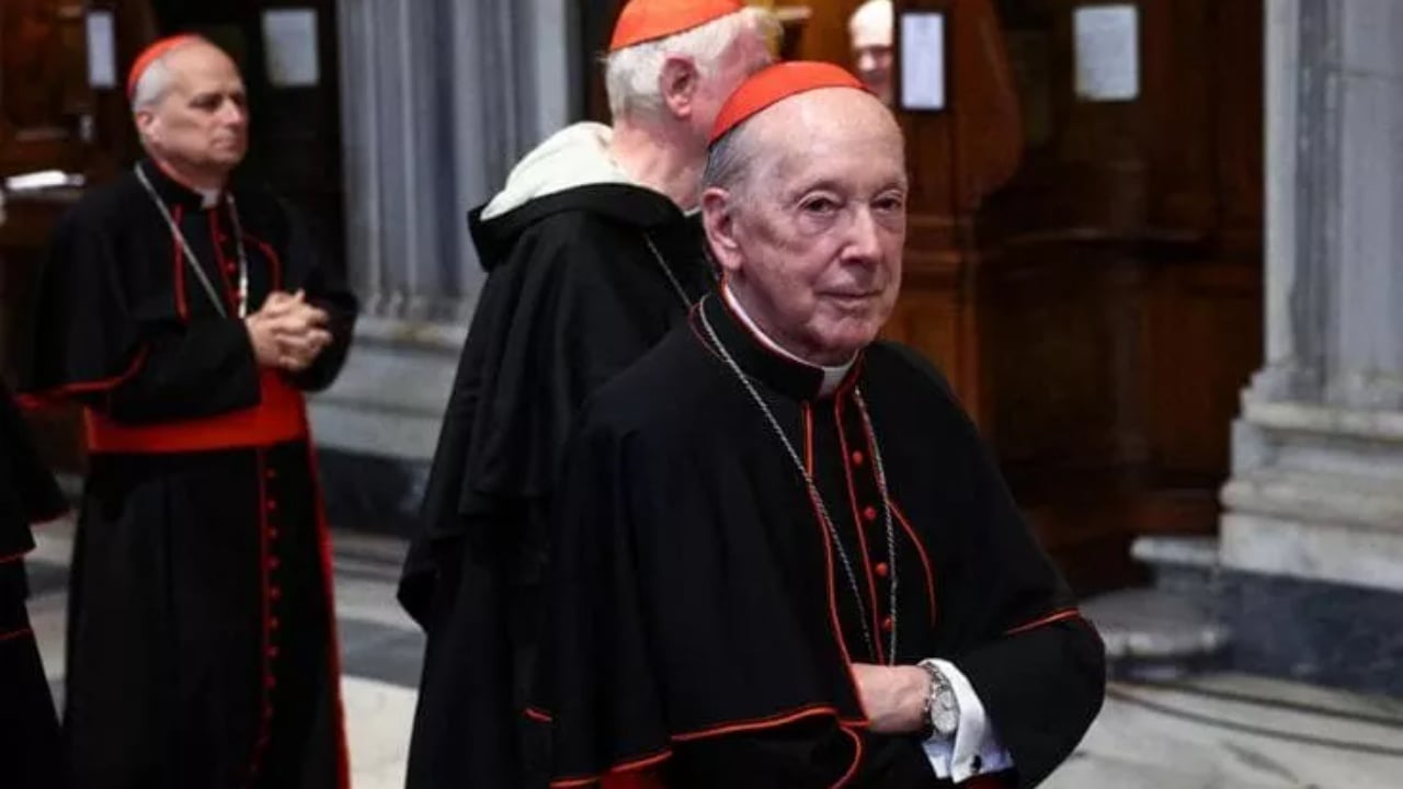 Skandal në Vatikan! I akuzuar për pedofili, kardinali i sanksionuar nga Papa Françesku shfaqet në takimet e konklavës