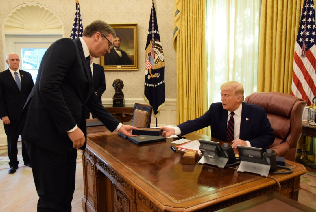 ”S’më duhen fotot me Trump”, nga Moska Vuçiç zbut situatën: Presidenti i SHBA po bën gjëra të mira për botën