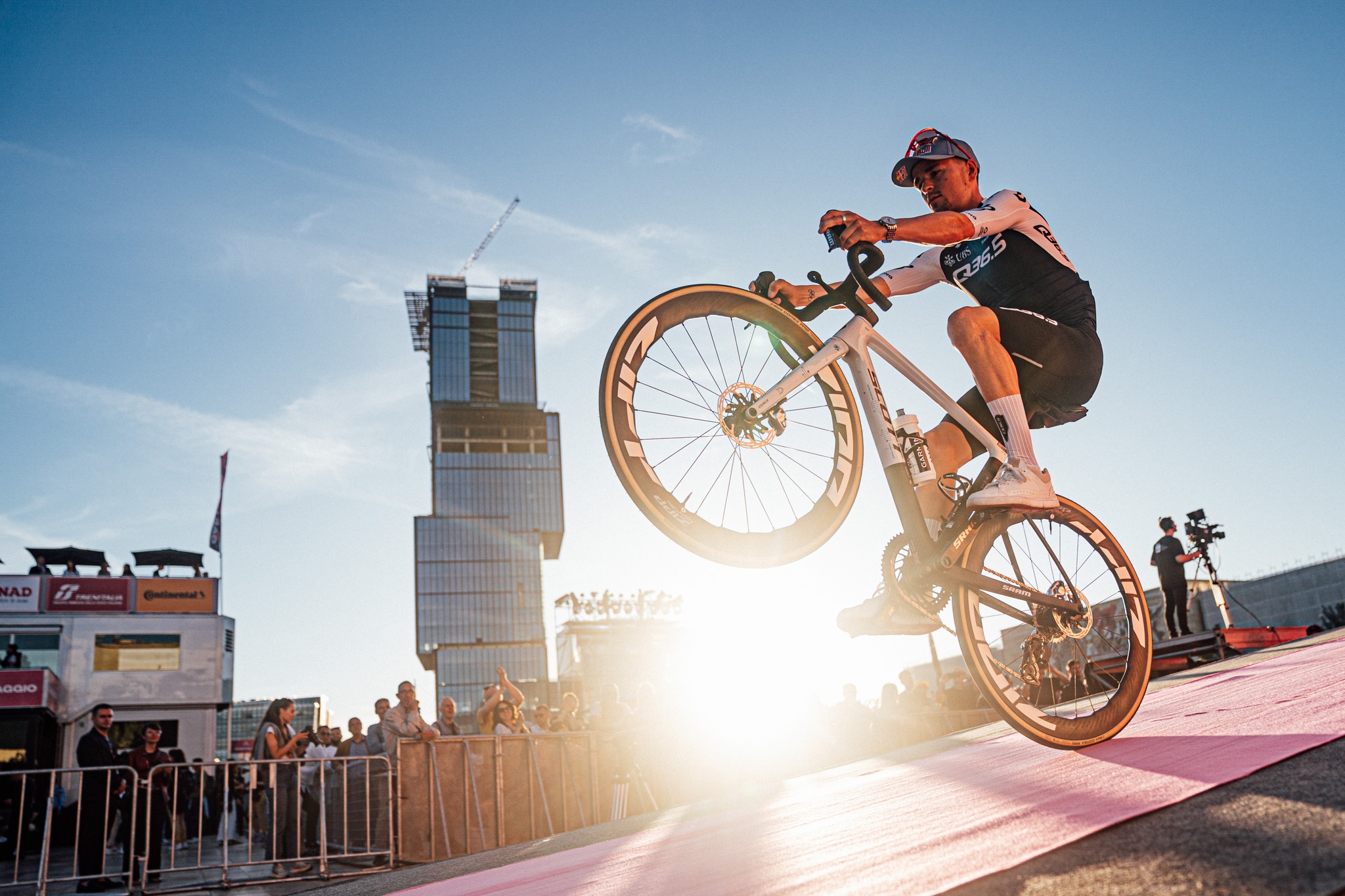 Spektakël kuqezi në Xhiron e Italisë, ekipet dhe çiklistët bëjnë prezantimin e tyre në Tiranë