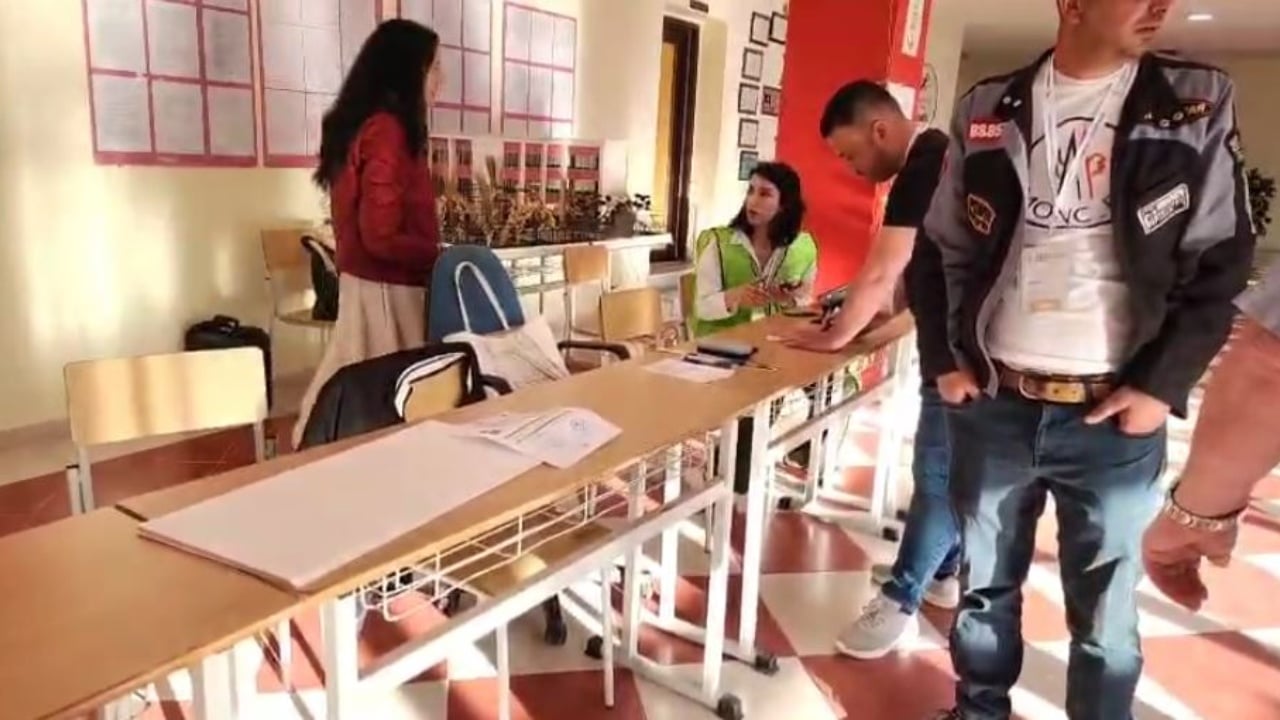 “S’po respektohet renditja”, probleme në qendrën e votimit në Lushnjë/ Sekretari i PD nuk ulet në tavolinë