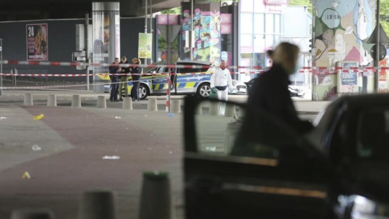 Sulm me thikë në Gjermani, autori plagos 5 persona, po shikonin ndeshje në një bar