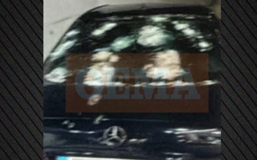 Sulmohet me breshëri kallashnikovi një automjet i blinduar në Greqi, shpëton shoferi. Në kërkim dy persona me motor