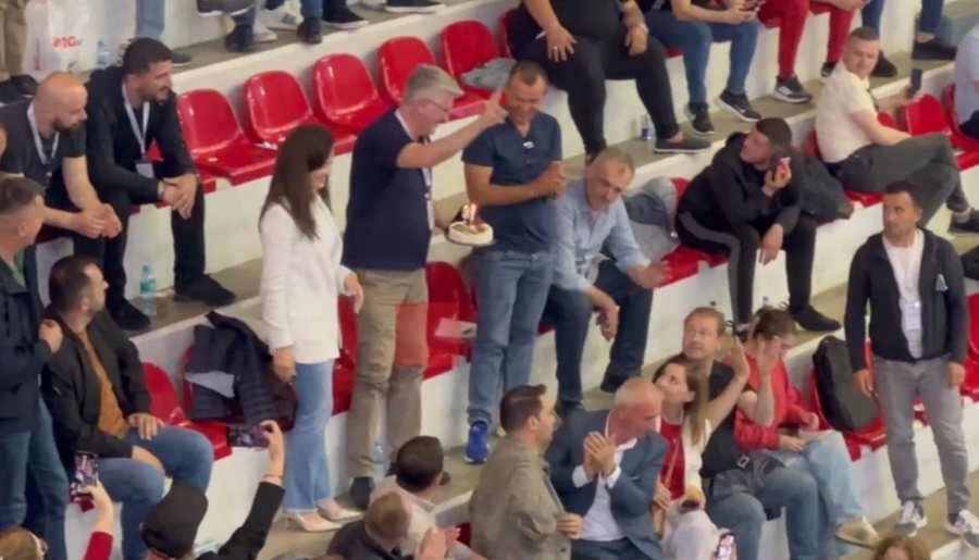 Suprizohet Agron Gjekmarkaj, torta e datëlindjes i vjen teksa vëzhgon numërimin e votave