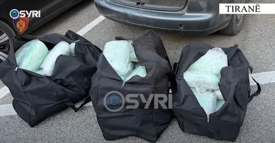 SYRI TV/ Çantat me 60 kg kanabis do çoheshin në Greqi, arrestohen 2 transportuesit, do ndërronin makinën në Tiranë