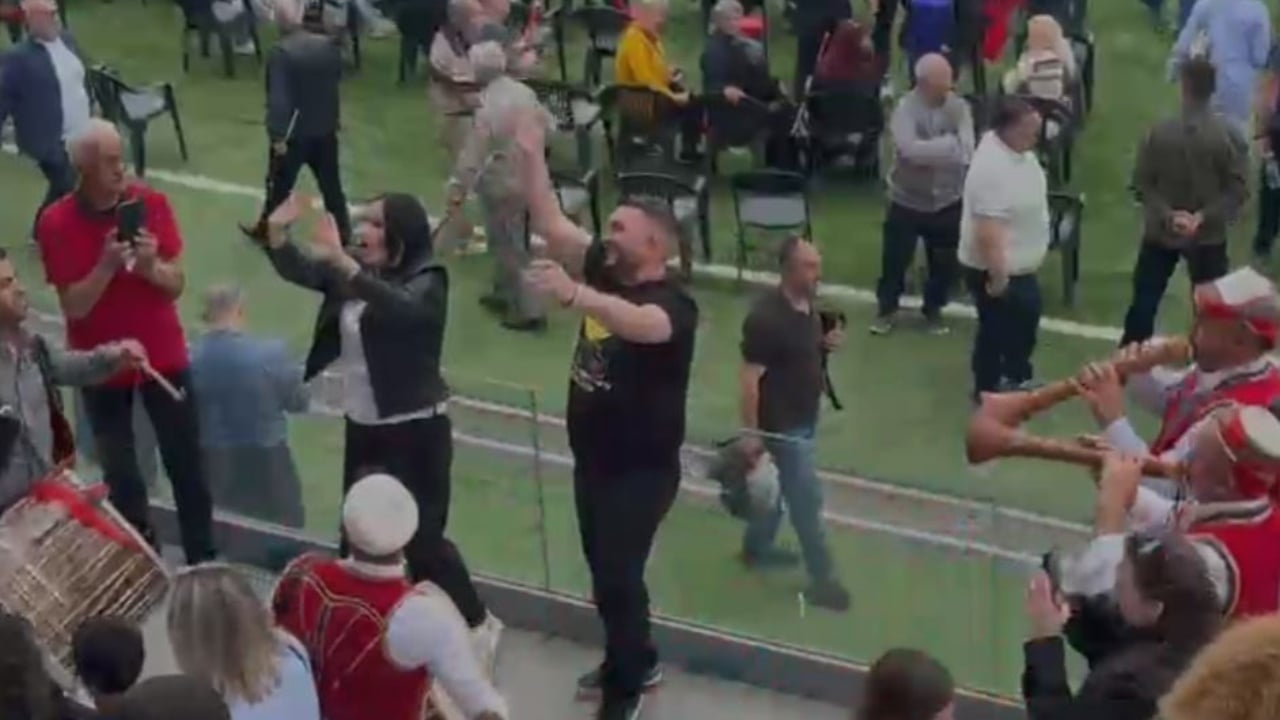 Takimi përmbyllës elektoral i PS! Atmosferë festive në Parkun Olimpik, socialistët ia marrin valles