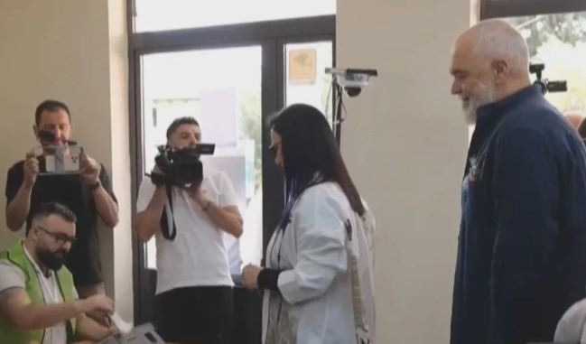 ‘Tani flet populli’/ Voton kryeministri Edi Rama, shoqërohet nga bashkëshortja
