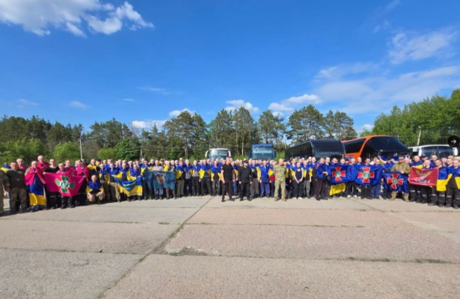 Të burgosurit ukrainas të luftës festojnë lirinë e tyre