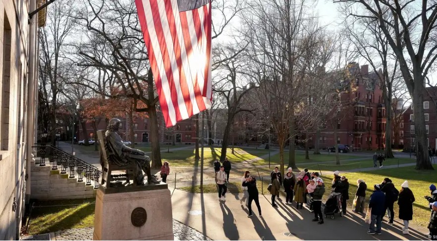 Të huajt nuk lejohen më të studiojnë në Harvard