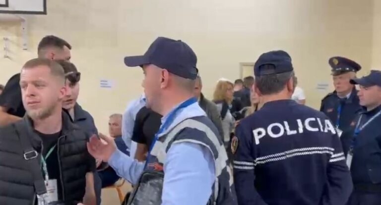 Tensione në KZAZ-në nr. 31/ Pezullohet numërimi,policia ndërhyn për të larguar vëzhguesit pas përplasjeve me numëruesit